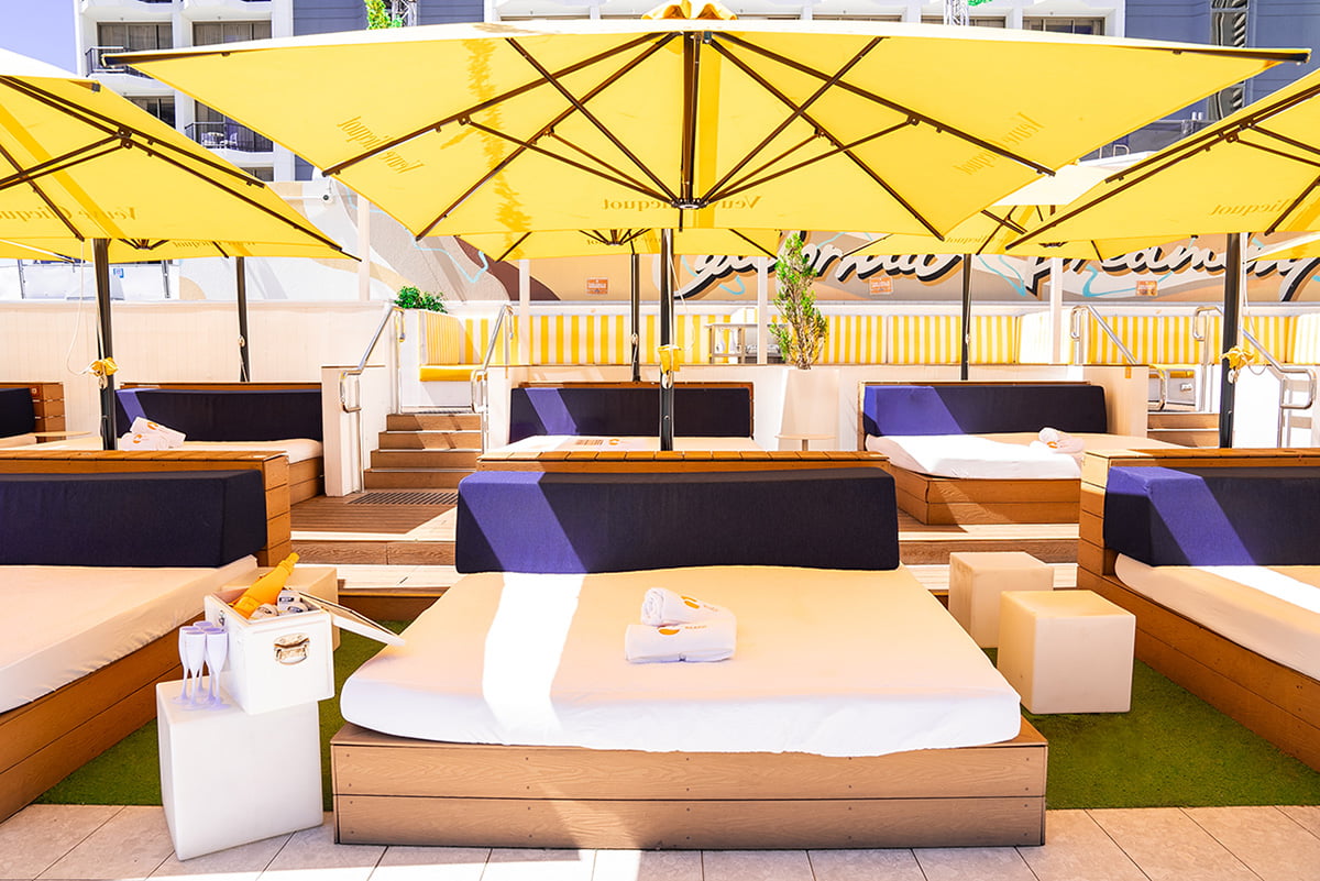 Cali-Beach-Poolside-Beds-3