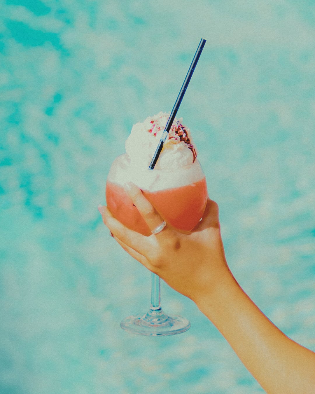 Cali-Beach-Cocktails-Poolside-Bar